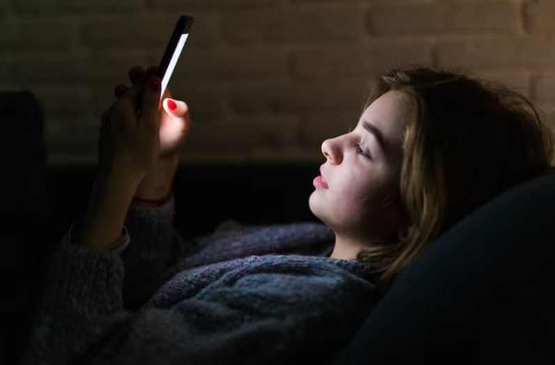 نېمە ئۈچۈن قىسقا فىلىم كۆرۈش مېڭىنى تېخىمۇ ھارغىن قىلىدۇ؟ نېمە ئۈچۈن قىسقا فىلىم كۆرۈش مېڭىنى تېخىمۇ ھارغىن قىلىدۇ؟