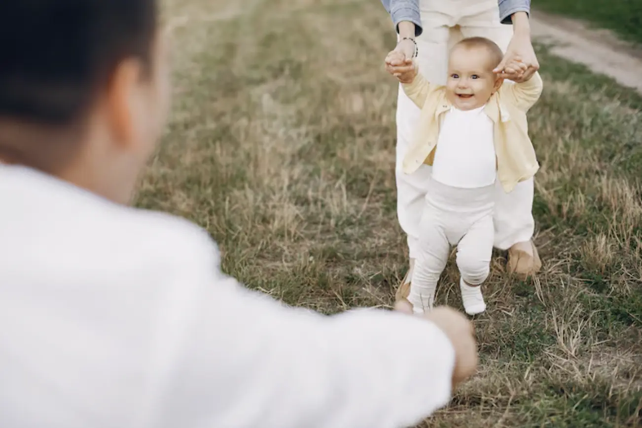 ئولتۇرۇش، ئۆمىلەش، تىك تۇرۇش: 6-9 ئايلىقتا مۇستەقىللىقكە تاشلىغان تۇنجى قەدەم ئولتۇرۇش، ئۆمىلەش، تىك تۇرۇش: 6-9 ئايلىقتا مۇستەقىللىقكە تاشلىغان تۇنجى قەدەم