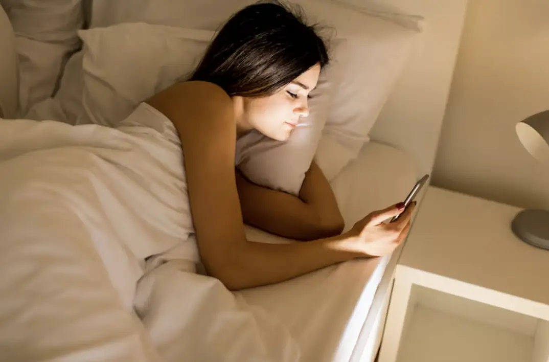 ئۇخلىغاندا تېلېفونىڭىزنى كارىۋاتقا قويماڭ ئۇخلىغاندا تېلېفونىڭىزنى كارىۋاتقا قويماڭ