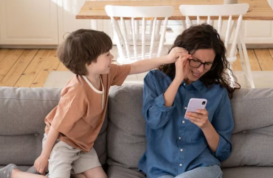 ئانا، تېلېفون ئوينىمىسىڭىز بولمامدۇ ئانا، تېلېفون ئوينىمىسىڭىز بولمامدۇ